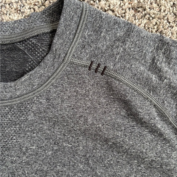 Men’s Lululemon Long Sleeve Shirt - Picture 5 of 5